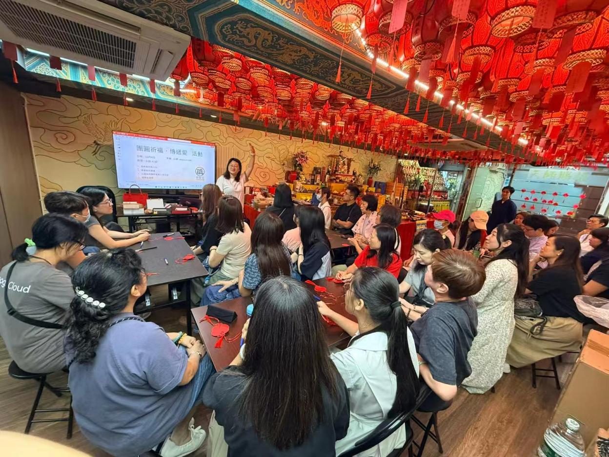 A group of people sitting in a room

AI-generated content may be incorrect.